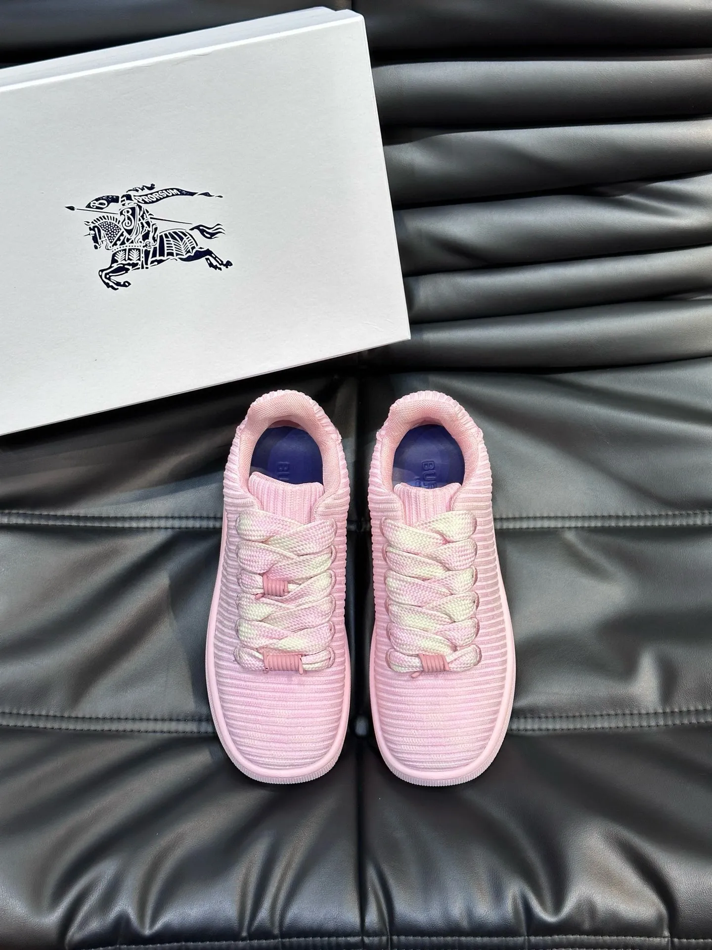 Factory price: 458💰Burberry Box series👫 Thick-soled casual sports shoes for couples, cool sneakers and bread shoes, purchased and developed from the original version, the top version of Box series sports shoes, made of original plaid/knitted fabric, embellished with EKD embossing. Made of mesh lining, the laces are decorated with metal coils, the rubber sole is decorated with the Burberry letter logo, and the original molded 3.5CM two-color T men's shoe 💰U outsole! Code number: 35-45 (35-45 customized)